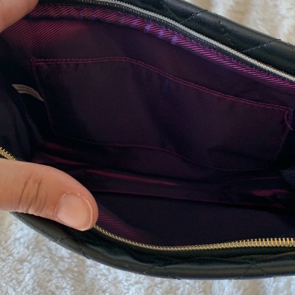 Younique quilted black purse with gold chain strap - Picture 4 of 6